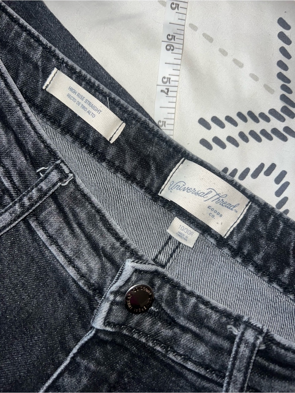 Universal Thread “High rise straight” jeans. Size 30.